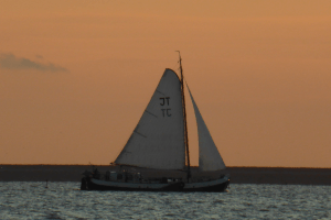 Segelboot im Sonnenuntergang