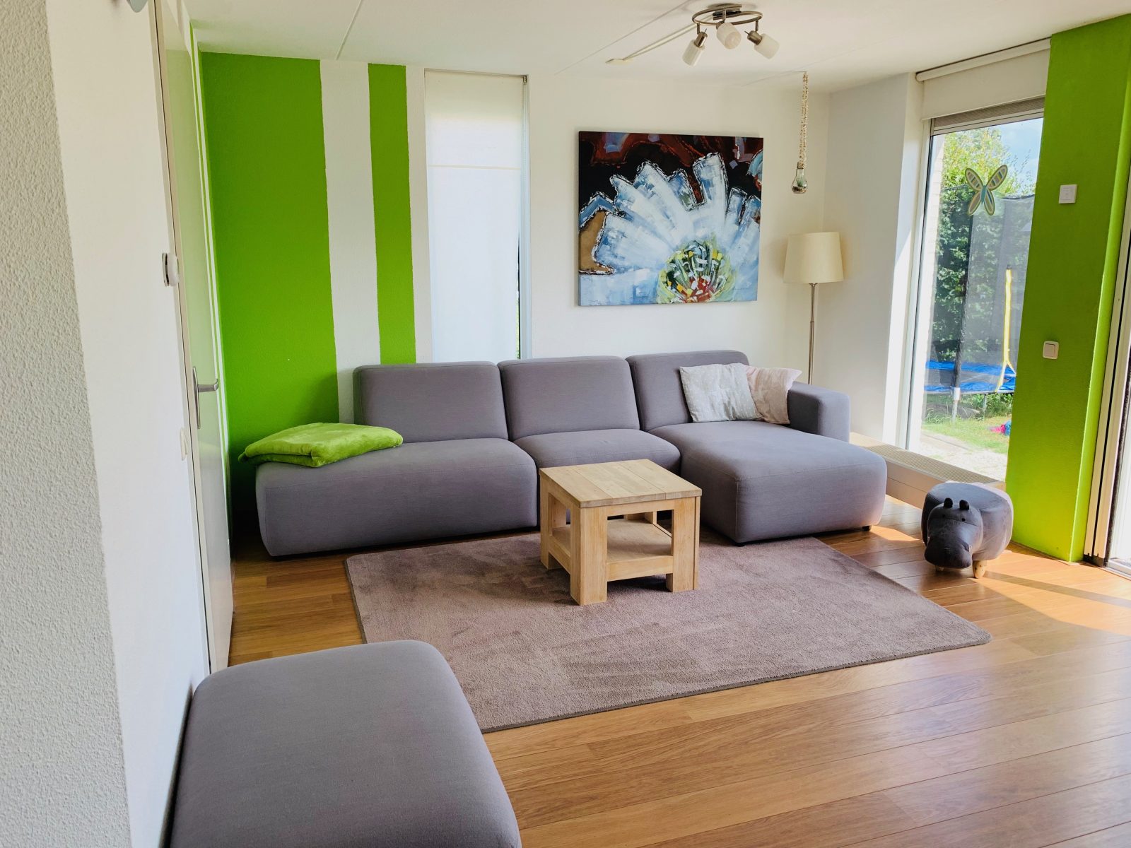 Last Minute Herbstferien in Makkum: Wohnzimmer der Schakelvilla mit Sofa und Couchtisch