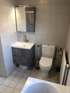 Toilette Waschtisch und Spiegelschrank im Bad im Obergeschoss - Schakelvilla - Ferienhaus im Beach Resort Makkum für die ganze Familie - Urlaub am IJsselmeer