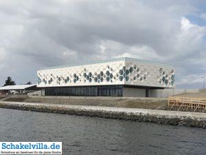 Schwimmbad 7 Blick auf das Wadden Center vom IJsselmeer aus am Abschlussdeich - Schakelvilla Ferienhaus für Familien am IJsselmeer in Makkum