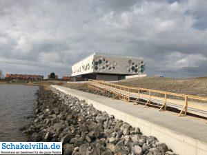 Afsluitdijk Wadden-Center 4 Blick von der Anlegestelle am IJsselmeer auf das Wadden Center am Abschlussdeich - Schakelvilla Ferienhaus für Familien am IJsselmeer in Makkum