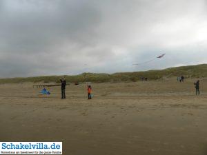 Julianadorp/Den Helder 8 Drachensteigen am Strand von Julianadorp im Herbst - Schakelvilla Ferienhaus für die ganze Familie