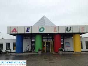 AEOLUS 3 Eingang AEOLUS Technilogiepyramide Outdoorspielplatz und Indoorspielplatz in Sexbierum - Schakelvilla Ferienhaus für die ganze Familie in Makkum am IJsselmeer