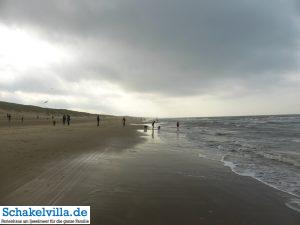Herbstwetter am Strand von Julianadorp - Schakelvilla Ferienhaus für die ganze Familie