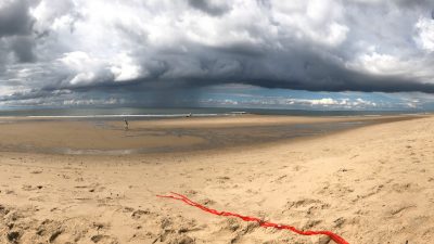 Panoramablick Regenwolken am Strand von Julianadorp - Schakelvilla Ferienhaus für die ganze Familie