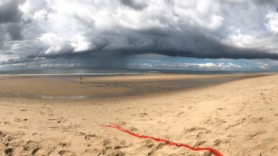 Preise bis Herbst 2021 online 1 Panoramablick Regenwolken am Strand von Julianadorp - Schakelvilla Ferienhaus für die ganze Familie