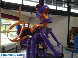 AEOLUS 4 Skulptur im AEOLUS Technilogiepyramide Outdoorspielplatz und Indoorspielplatz in Sexbierum - Schakelvilla Ferienhaus für die ganze Familie in Makkum am IJsselmeer
