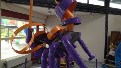 Skulptur im AEOLUS Technilogiepyramide Outdoorspielplatz und Indoorspielplatz in Sexbierum - Schakelvilla Ferienhaus für die ganze Familie in Makkum am IJsselmeer