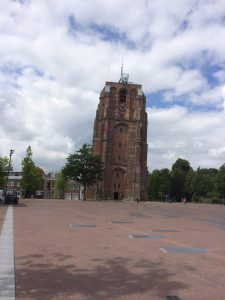 der schiefe Turm de Oldehove von Leeuwarden - 30 Minuten von unserem Ferienhaus für die ganze Familie (Schakelvilla) in Makkum am IJselmeer entfernt