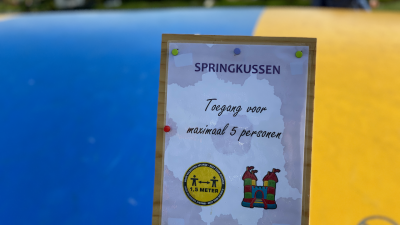 Spielplätze zu Coronazeiten in den Niederlanden 1 Abstand halten auf dem Sprungkissen des Campingplatzes de holle poarte und nur bis zu 5 Kinder - Schakelvilla Ferienhaus in Holland