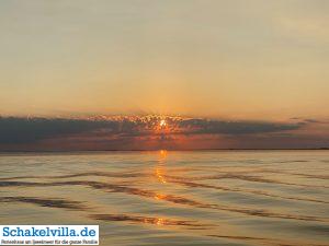 Sonnenuntergang auf dem IJsselmeer 13 Sonnenuntergang am IJsselmeer - mit dem Boot von unserem familienfreundlichen Ferienhaus schakelvilla aus sind es nur fünf Minuten bis hierhin