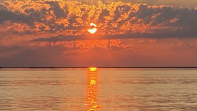 Sonnenuntergang am IJsselmeer - mit dem Boot von unserem familienfreundlichen Ferienhaus schakelvilla aus sind es nur fünf Minuten bis hierhin