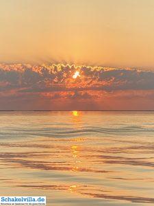 Sonnenuntergang auf dem IJsselmeer 3 Sonnenuntergang am IJsselmeer - mit dem Boot von unserem familienfreundlichen Ferienhaus schakelvilla aus sind es nur fünf Minuten bis hierhin