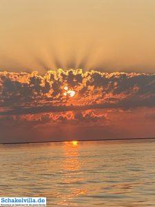Sonnenuntergang auf dem IJsselmeer 5 Sonnenuntergang am IJsselmeer - mit dem Boot von unserem familienfreundlichen Ferienhaus schakelvilla aus sind es nur fünf Minuten bis hierhin