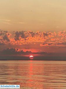 Sonnenuntergang auf dem IJsselmeer 8 Sonnenuntergang am IJsselmeer - mit dem Boot von unserem familienfreundlichen Ferienhaus schakelvilla aus sind es nur fünf Minuten bis hierhin