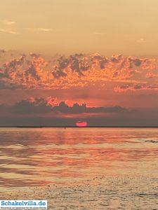 Sonnenuntergang auf dem IJsselmeer 9 Sonnenuntergang am IJsselmeer - mit dem Boot von unserem familienfreundlichen Ferienhaus schakelvilla aus sind es nur fünf Minuten bis hierhin