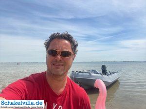 andere Strände erkunden 7 Strand bei Kornwerderzand - normalerweise voller Kitesurfer - Ausflug mit dem Boot Whaly von unserem familienfreundlichen Ferienhaus schakelvilla über das IJsselmeer zum Abschlussdeich