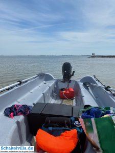 andere Strände erkunden 4 Strand bei Kornwerderzand - normalerweise voller Kitesurfer - Ausflug mit dem Boot Whaly von unserem familienfreundlichen Ferienhaus schakelvilla über das IJsselmeer zum Abschlussdeich