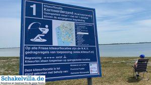 andere Strände erkunden 11 Strand bei Kornwerderzand - normalerweise voller Kitesurfer - Ausflug mit dem Boot Whaly von unserem familienfreundlichen Ferienhaus schakelvilla über das IJsselmeer zum Abschlussdeich