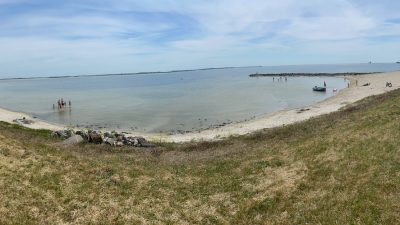 Strand bei Kornwerderzand - normalerweise voller Kitesurfer - Ausflug mit dem Boot Whaly von unserem familienfreundlichen Ferienhaus schakelvilla über das IJsselmeer zum Abschlussdeich