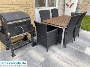 Ferienhaus außen 29 Westterrasse Gartenmöbel Grill Sonnenschirm und Surfbrett - Schakelvilla aussen - Ferienhaus am IJsselmeer für die ganze Familie Nahaufnahme