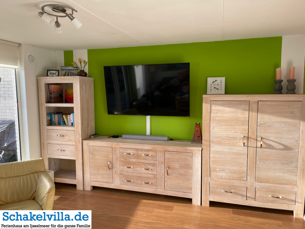 Unser Wohnzimmer mit 65 Zoll LG Smart-TV, Apple TV und harman:kardon Soundbar für ein tolles Sounderlebnis- Schakelvilla - Ferienhaus für die ganze Familie