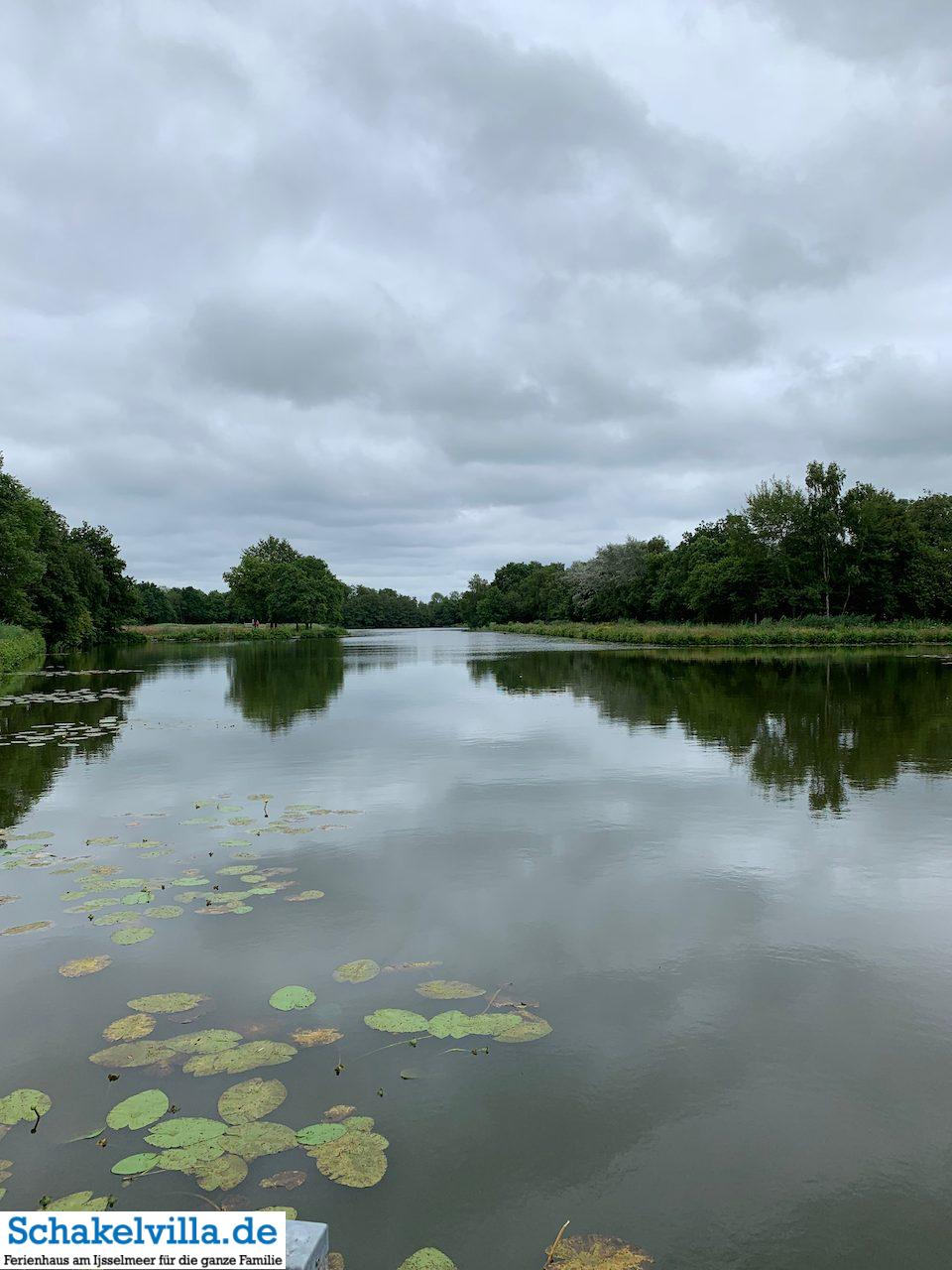 Earnewald - Der Park lädt ein zum Wandern, Radeln und Boot fahren - 40 Minuten von unserem Ferienhaus Schakelvilla in Makkum am IJsselmeer entfernt