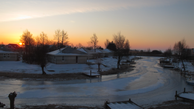 Weihnachten im Ferienhaus - Morgengrauen in Makkum im Winter - Blick aus dem Schlafzimmer - Schakelvilla Ferienhaus am IJsselmeer in Makkum