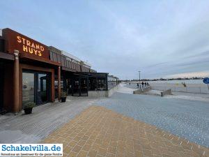 StrandHuys Panorama Strandpromenade am Strand von Makkum - Schakelvilla Ferienhaus mit Sauna am IJsselmeer