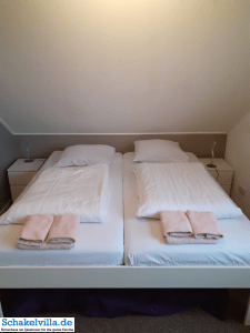 Schlafzimmer zur Wasserseite 22 bezogene Betten mit Handtuchpaket - Schakelvilla Ferienhaus mit Sauna am IJsselmeer
