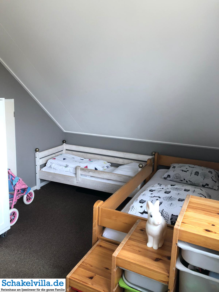 Koffer rein und wohlfühlen 5 bezogene Kinderbetten - Schakelvilla Ferienhaus mit Sauna am IJsselmeer