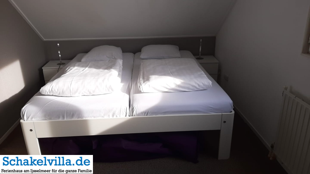 Koffer rein und wohlfühlen 3 bezogenes Doppelbett - Schakelvilla Ferienhaus mit Sauna am IJsselmeer