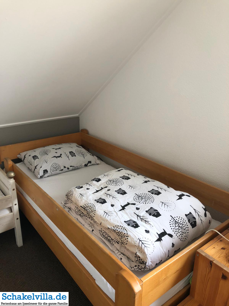 Koffer rein und wohlfühlen 6 bezogenes Jugendbett - Schakelvilla Ferienhaus mit Sauna am IJsselmeer