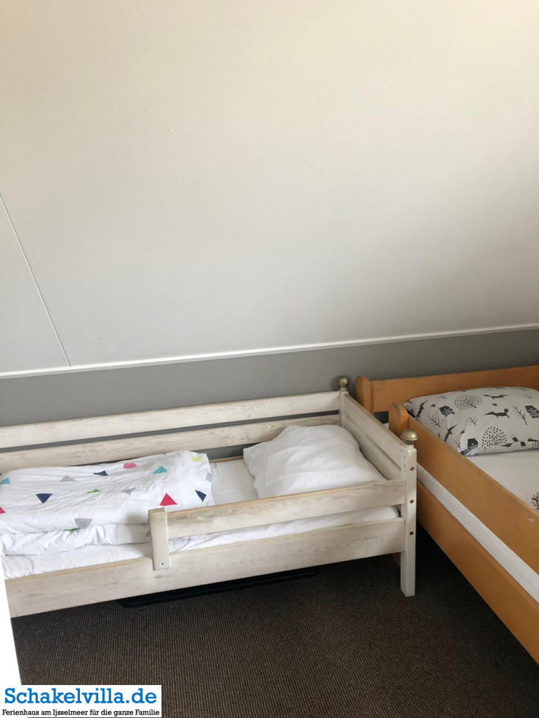 Koffer rein und wohlfühlen 7 bezogenes Kinderbett - Schakelvilla Ferienhaus mit Sauna am IJsselmeer