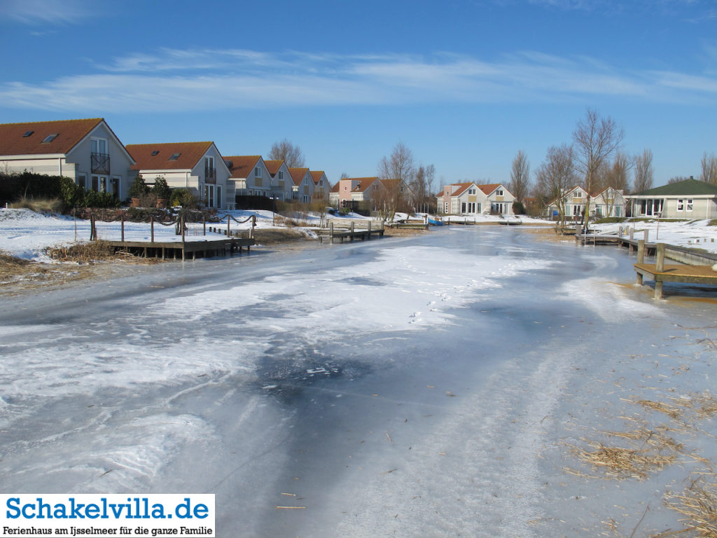 zugefrorene Grachten im Ferienpark - Schakelvilla Ferienhaus am IJsselmeer in Makkum
