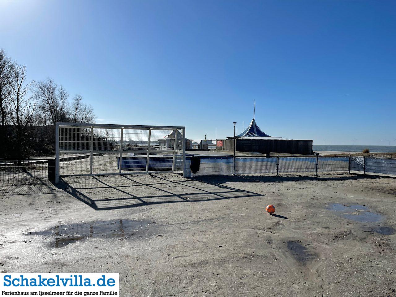 Bolzplatz de Holle Poarte - Makkum Beach - Schakelvilla Ferienhaus mit Sauna am IJsselmeer