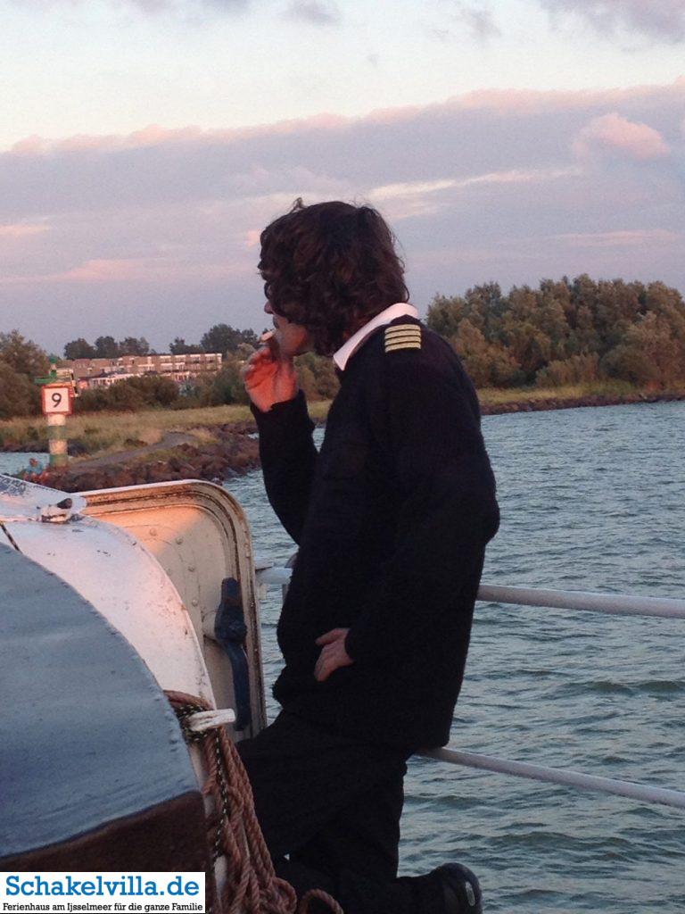 Robbenfahrt mit der Seestern - Schakelvilla Ferienhaus mit Sauna am IJsselmeer - der Skipper mit Lunte