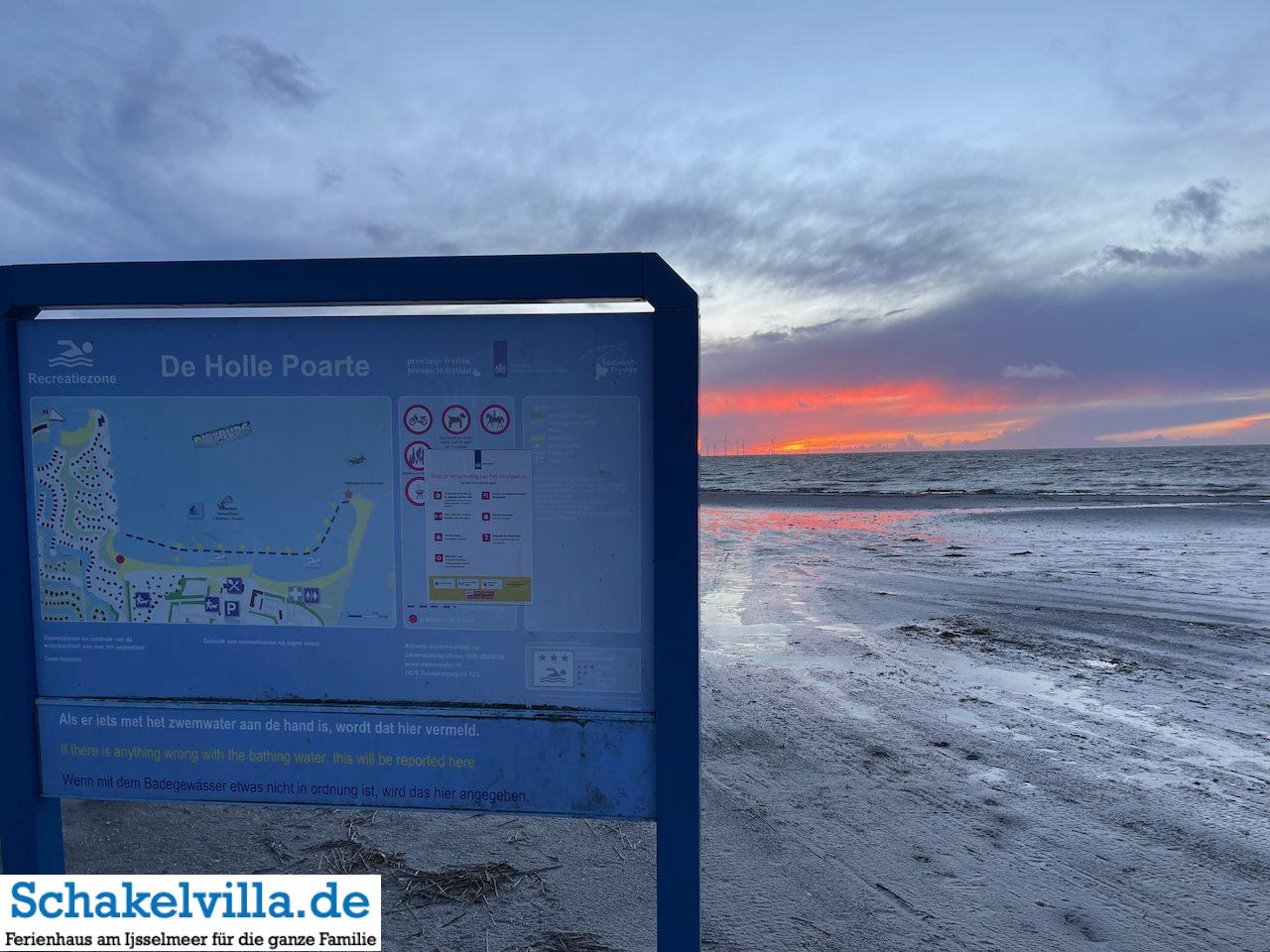 Sonnenuntergang am Strand von de Holle Poarte im Winter - Schakelvilla Ferienhaus mit Sauna in Makkum am IJsselmeer