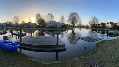 winterliches morgendliches Panorama im Garten bei Sonnenaufgang - Schakelvilla Ferienhaus mit Sauna in Makkum am IJsselmeer