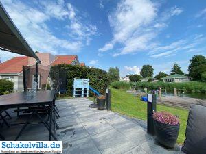 Ferienhaus außen 27 Blick über die Terrasse - Ferienhaus aussen - Schakelvilla mit Sauna in Makkum am IJsselmeer