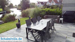 Blick von der Gartenterrasse aufs Wasser - Ferienhaus aussen - Schakelvilla mit Sauna in Makkum am IJsselmeer