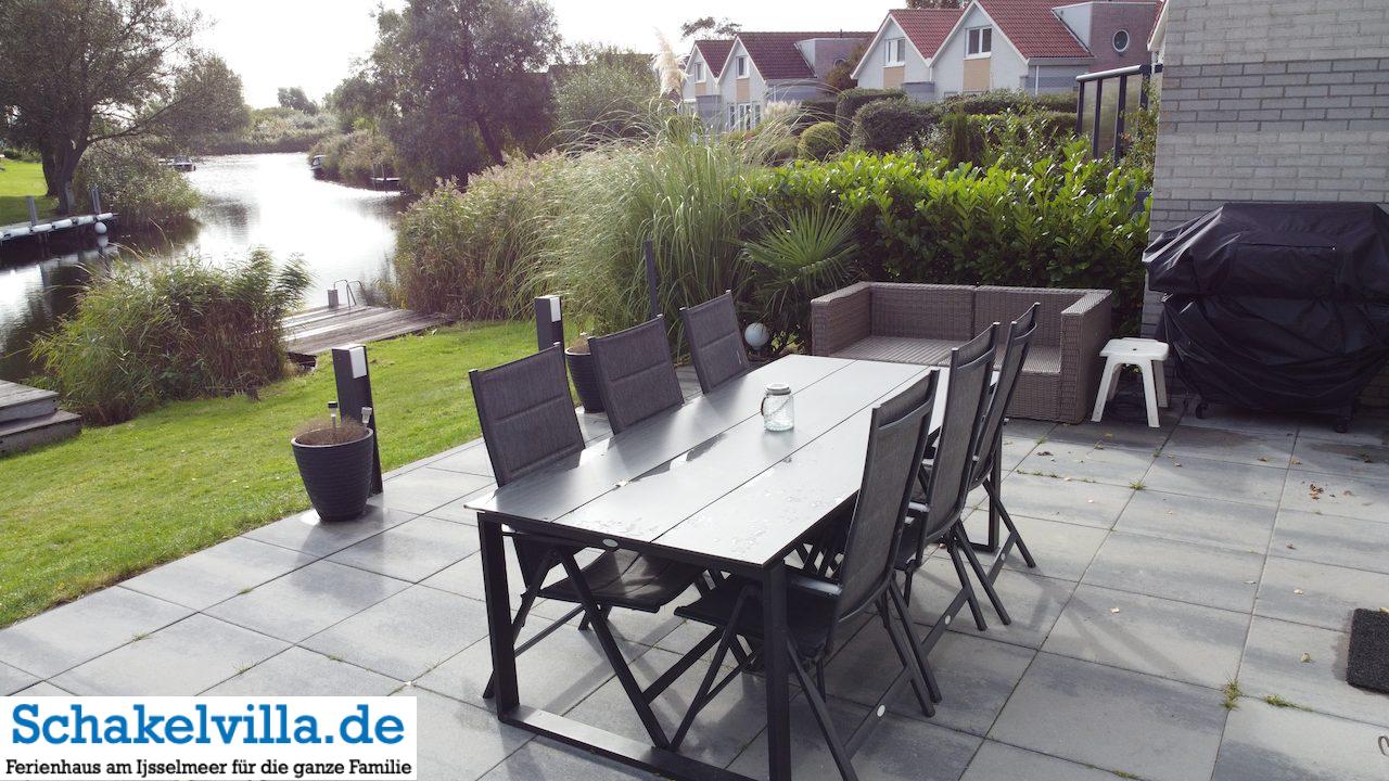 Last Minute Herbstferien am IJsselmeer: Blick von der Gartenterrasse der Schakelvilla aufs Wasser