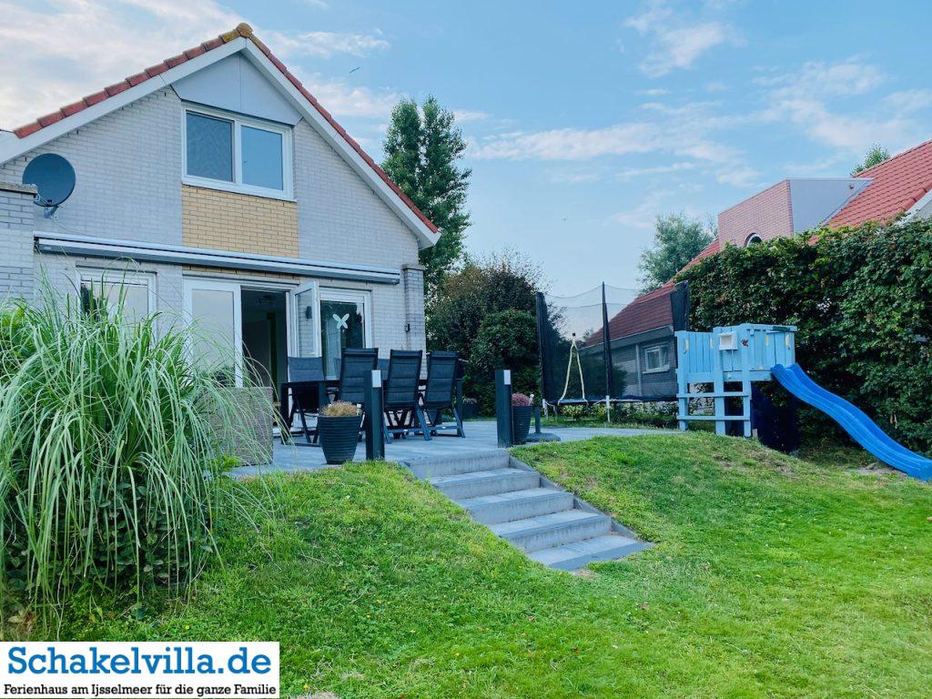 Seitlicher Gartenblick zum Haus - Ferienhaus aussen - Schakelvilla mit Sauna in Makkum am IJsselmeer