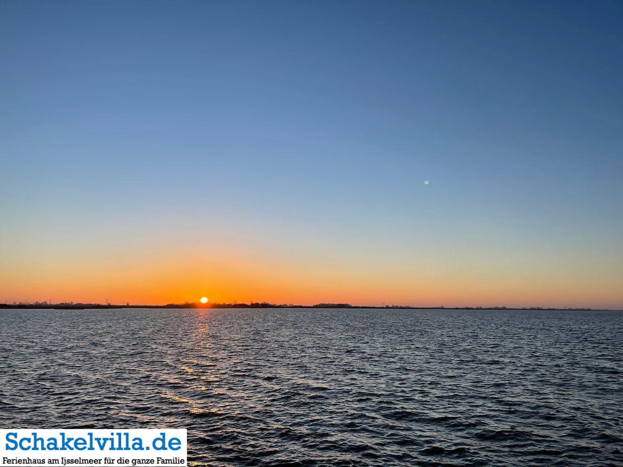 Sonne über Wasser - Sonnenaufgang am Deich im Ferienpark - Schakelvilla Ferienhaus mit Sauna in Makkum am IJsselmeer