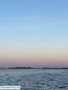 riesiger Vollmond geht auf 51 riesiger Vollmond geht auf - familienfreundliches Ferienhaus mit Sauna und Ruderboot in Makkum am IJsselmeer
