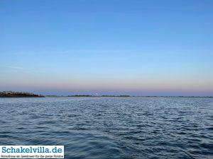 riesiger Vollmond geht auf 22 riesiger Vollmond geht auf - familienfreundliches Ferienhaus mit Sauna und Ruderboot in Makkum am IJsselmeer