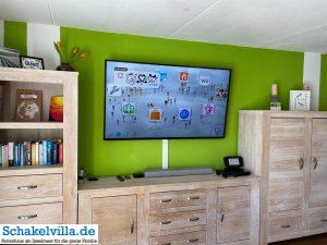 65 Zoll Smart TV und Soundbar mit WiiU mit Gamepad und zwei Controllern - Spielkonsole im familienfreundlichen Ferienhaus schakelvilla mit Sauna und Ruderboot am Wasser in Makkum am IJsselmeer