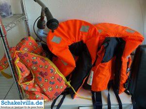 Kinderspielsachen und Kinderfreizeitausstattung 5 Kinderschwimmwesten im familenfreundlichen Ferienhaus Schakelvilla mit Sauna und Ruderboot in Makkum am IJsselmeer