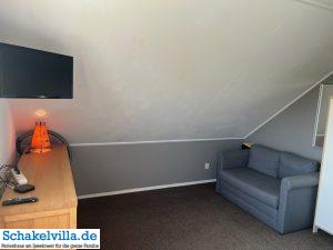 Schlafzimmer zur Wasserseite 26 Schlafcouch SAT-Fernsher und Appe Tv im Schlafzimmer in unserem Ferienhaus Schakelvilla - familienfreundliches Ferienhaus mit Sauna und Ruderboot am IJsselmeer