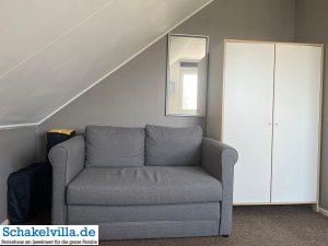 Schlafzimmer zur Wasserseite 27 Schlafcouch und Kinderreisebett in unserem Ferienhaus Schakelvilla - familienfreundliches Ferienhaus mit Sauna und Ruderboot am IJsselmeer